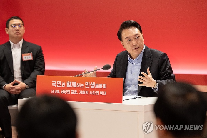 ▲ 윤석열 대통령이 15일 경기도 수원시 장안구 성균관대 자연과학캠퍼스 반도체관에서 열린 '국민과 함께하는 민생토론회-세 번째, 민생을 살찌우는 반도체 산업'에서 발언하고 있다. ⓒ연합뉴스