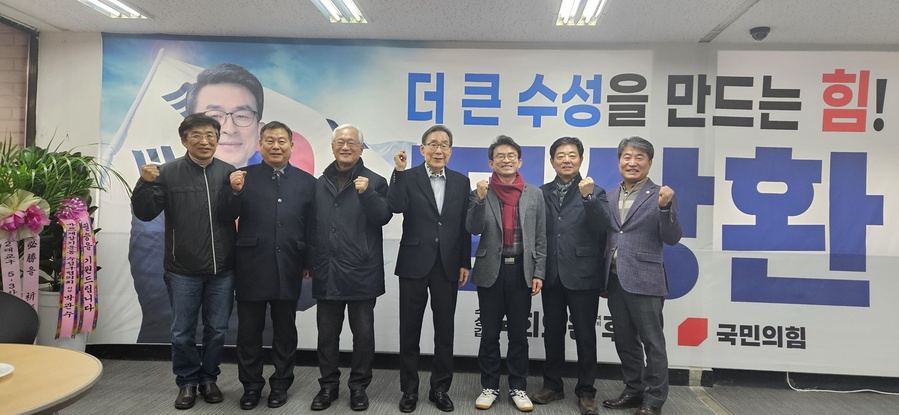 ▲ 문희갑 전 대구시장이 30일 오전 정상환 수성갑 예비후보(전 국가인권위 상임위원)의 캠프를 격려차 깜짝 방문했다.ⓒ정상환 예비후보실