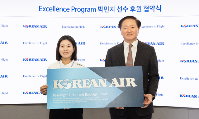▲ 대한항공은 30일 오후 서울 강서구 공항동 본사에서 ‘엑설런스 프로그램(Excellence Program) 후원 협약식’을 가졌다. 사진은 우기홍 대한항공 사장(오른쪽)과 프로골퍼 박민지 선수가 기념촬영을 하는 모습.ⓒ대한항공