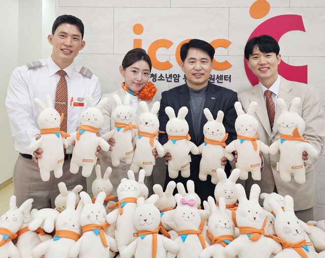 ▲ 제주항공 객실승무원들은 지난 30일 한국백혈병소아암협회 부산지회를 찾아 소아암 환아들에게 직접 만든 애착인형을 전달했다.ⓒ제주항공