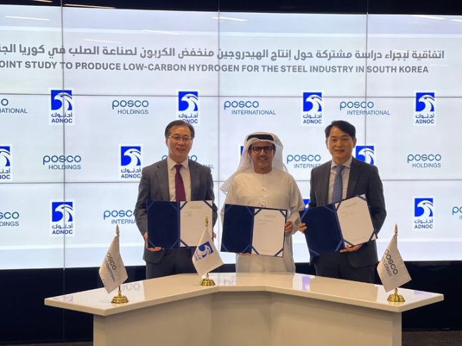 ▲ 지난 30일 아랍에미리트(UAE) 아부다비에서 진행된 포스코인터내셔널과 포스코, 아드녹의 '청정수소 생산사업 공동조사를 위한 전략적 협력 협약' 체결식 모습. 사진 왼쪽부터 협약식에 참석한 이전혁 포스코인터내셔널 에너지부문장, 아드녹 저탄소 국제성장 부문장 무사베 알 카비, 포스코홀딩스 조주익 수소사업팀장.ⓒ포스코인터내셔널