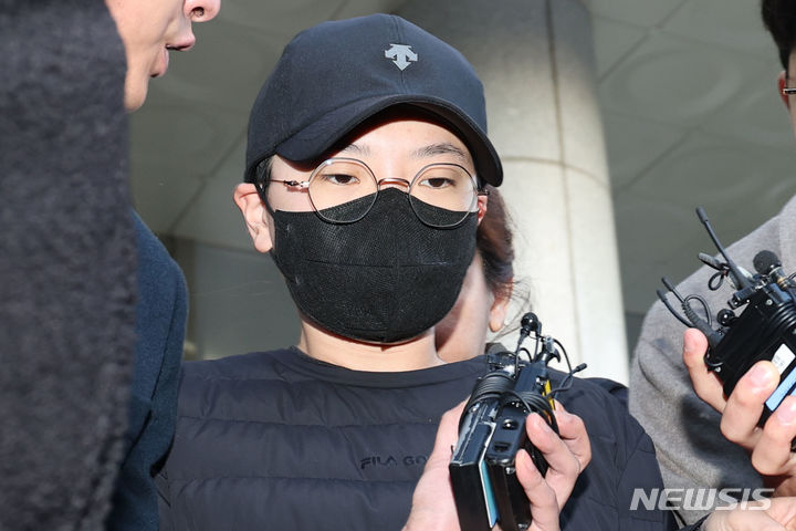 ▲ 특경법상 사기 혐의를 받는 전청조씨가 2023년 11월 10일 오전 서울 송파구 송파경찰서에서 서울동부지검으로 송치되고 있다. ⓒ뉴시스
