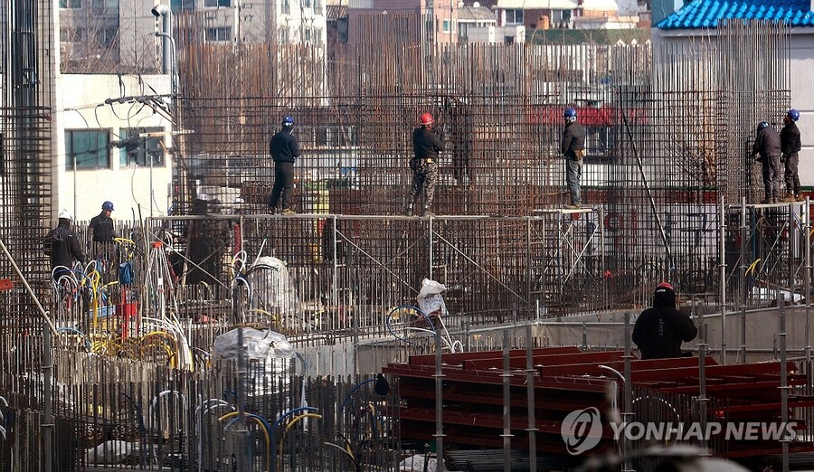 ▲ 경기도 고양시의 한 오피스텔 공사장에서 작업하는 건설근로자들. ⓒ연합뉴스