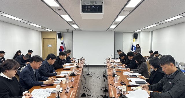 ▲ 경북문화관광공사는 지난 29일 경북도청 안민관 회의실에서 공사가 추진하고 있는 ‘2024년 중점추진과제’에 대해 경북도와 상생협력 회의를 개최했다.ⓒ경북관광공사