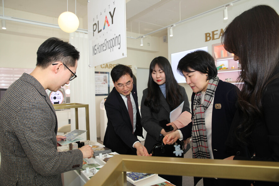 ▲ 왼쪽 두번째) NS홈쇼핑 고객지원본부 김갑종 전무 (오른쪽 (두번째) 보건복지부 정은영 국장 이 뷰티플레이 홍대 개소식에 참석해 NS홈쇼핑 부스의 상품 설명을 듣고 있다.ⓒNS홈쇼핑