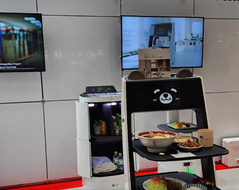 ▲ 일본 '스마트 레스토랑 엑스포 도쿄 2023'에 전시된 클로이 서브봇 모습 ⓒLG 클로이 페이스북