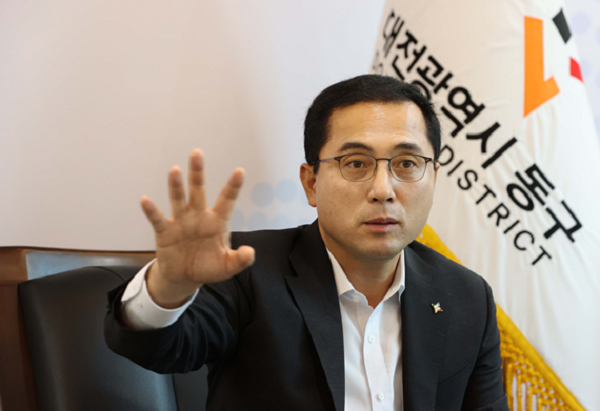 ▲ 박희조 대전동구청장은 31일주택가 주차난 해소를 위해 개인주택 소유자 25가구를 대상으로 ‘내 집 주차장 갖기 사업’을 본격 추진한다고 밝혔다.ⓒ 대전동구