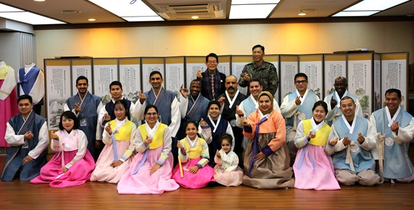 ▲ 육군대학 외국군 수탁 장교와 가족 22여 명이 31일 대전 한국효문화진흥원 방문해 효문화를 체험했다.ⓒ 한국효문화진흥원