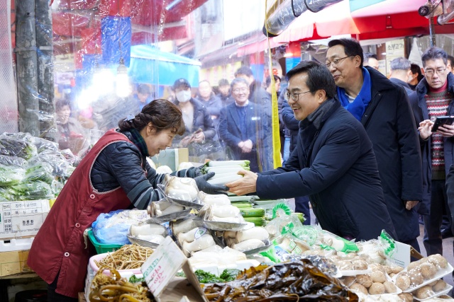 ▲ 31일 오후 성남시에서 김동연 도지사가 전통시장을 둘러보며 상인들과 소통하고 있다. ⓒ경기도 제공