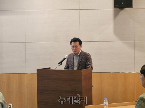 ▲ 이계종 강스템바이오텍 최고재무책임자(CFO) 상무가 기업설명회에 앞서 인사말을 하고 있다.ⓒ최영찬 기자