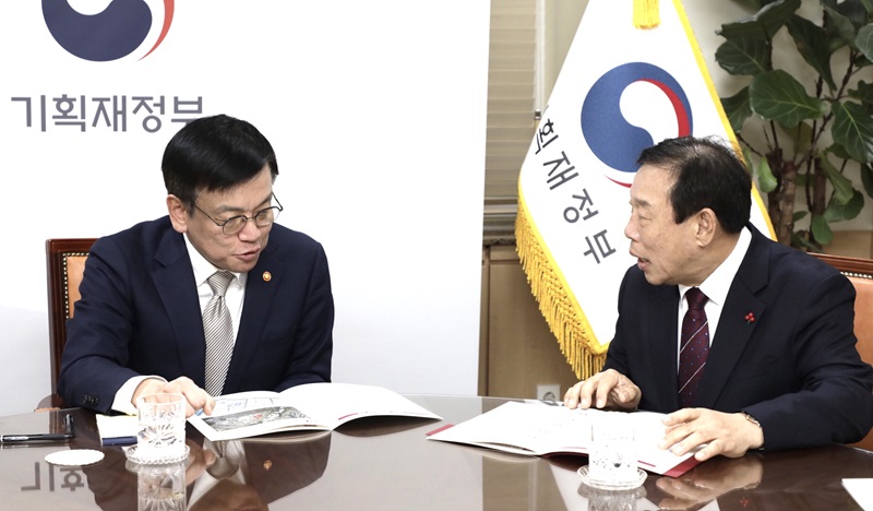 ▲ 최민호 세종시장이 31일 정부서울청사에서 최상목 부총리 겸 기획재정부장관과 면담을 하고 2026년 정원도시박람회 국제행사 승인 등을 건의하고 있다.ⓒ세종시