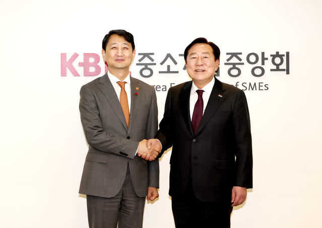 ▲ (왼쪽부터) 안덕근 산업부 장관과 김기문 중소기업중앙회 회장이 31일 여의도 중기중앙회에서 상견례를 갖고 기념촬영을 하고 있다. ⓒ중기중앙회