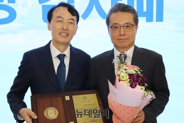 ▲ 신임 손수준 회장(왼쪽)과 이임하는 류형우 전 회장이 정기총회에서 이·취임식을 가졌다.ⓒ뉴데일리