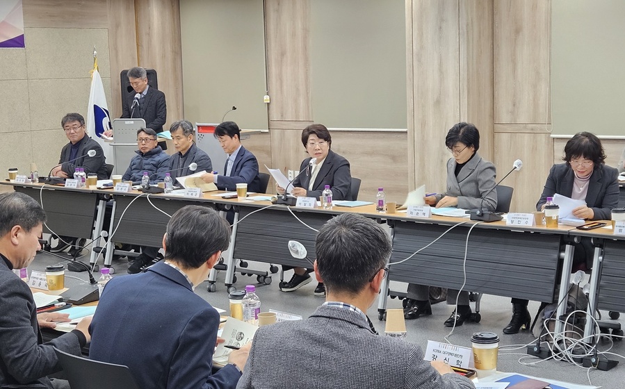 ▲ 경상북도는 31일 도 관계부서와 11개 경제기관 임직원들이 모여 설맞이 경제분야 종합대책 점검 및 지역경제 전망, 주요 현안 등을 논의하는 제1차 ‘경북 행복경제 정책회의’를 열었다.ⓒ경북도