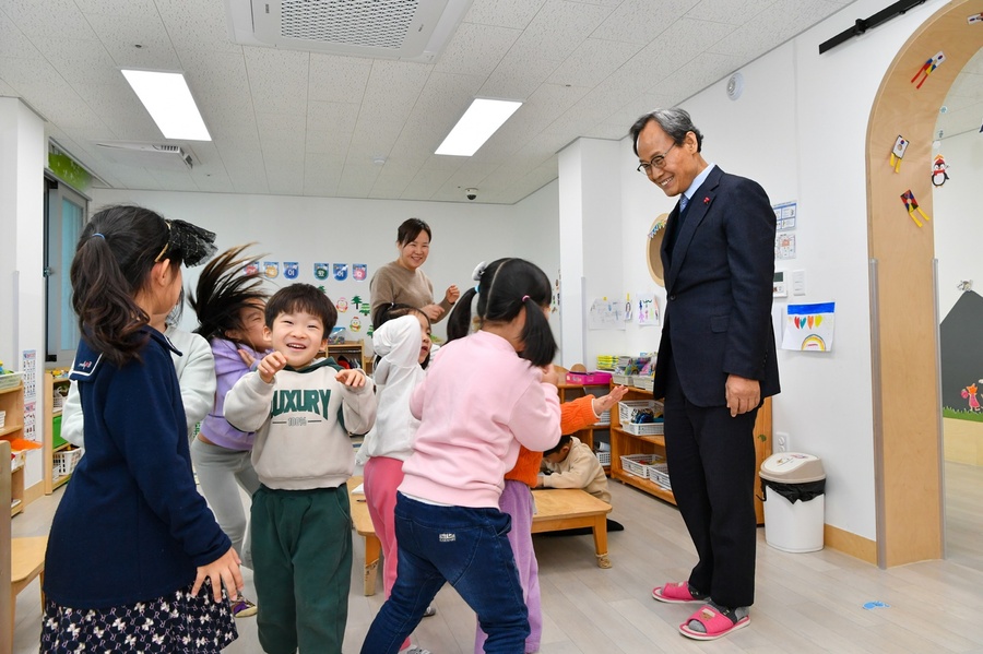 ▲ 박남서 영주시장이 지난 29일 풍기읍 소백어린이집을 방문해 아이들과 인사하고 있다.ⓒ영주시