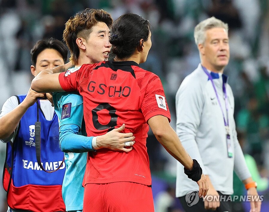 ▲ 31일 카타르 알라이얀 에듀케이션 시티 스타디움에서 열린 2023 아시아축구연맹(AFC) 아시안컵 16강전 한국과 사우디아라비아의 경기에서 승부차기 승을 거두며 8강진출에 성공한 대표팀 조현우와 조규성이 포옹하고 있다. 이날 조규성은 후반 추가시간 극적인 동점골을 기록했고, 조현우는 승부차기에서 두골을 막아내며 8강진출을 견인했다.ⓒ연합뉴스