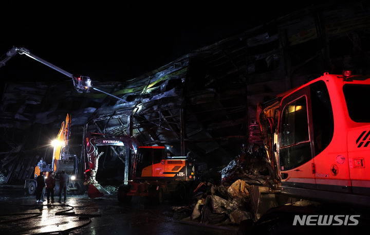 ▲ 1일 오전 경북 문경시 신기동의 한 육가공업체 공장 화재 현장에서 소방당국이 진화 작업을 하고 있다. 전날 밤부터 시작된 화재로 소방대원 2명이 순직했다.ⓒ뉴시스