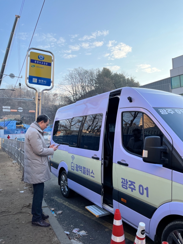 ▲ 강희업 대도시권광역교통위원장은 지난달 31일 경기 광주시를 방문해 시범운영 중인 광주시 광역콜버스를 점검했다. ⓒ국토교통부