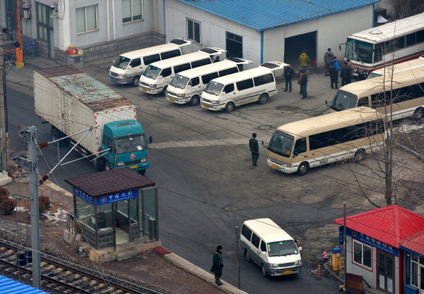 ▲ 지난 2016년 3월 3일 오전 북한으로 향하는 화물차량들이 단둥세관을 나서고 있다. ⓒ뉴시
