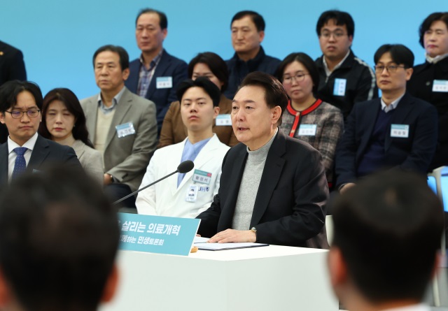 ▲ 윤석열 대통령이 1일 경기 성남 분당서울대학교병원 헬스케어혁신파크에서 생명과 지역을 살리는 의료개혁 주제로 열린 여덟 번째 국민과 함께하는 민생토론회에서 발언하고 있다.ⓒ뉴시스