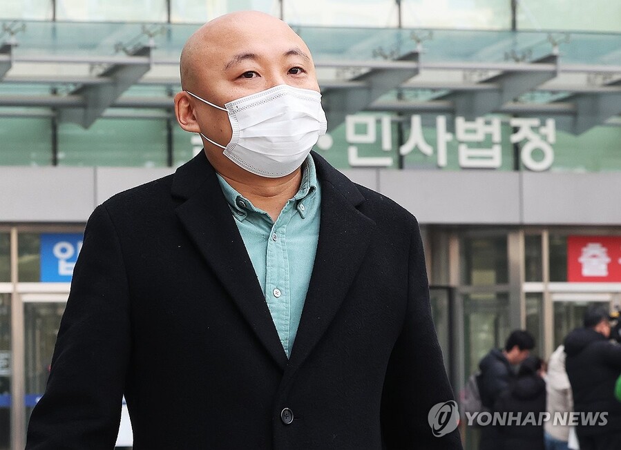 ▲ 웹툰 작가 주호민이 1일 오전 경기도 수원시 영통구 수원지방법원에서 열린 주 씨의 아들을 정서적으로 학대한 혐의로 기소된 특수교사 A씨 1심 선고 공판이 끝난 후 법원을 나오고 있다. ⓒ연합뉴스