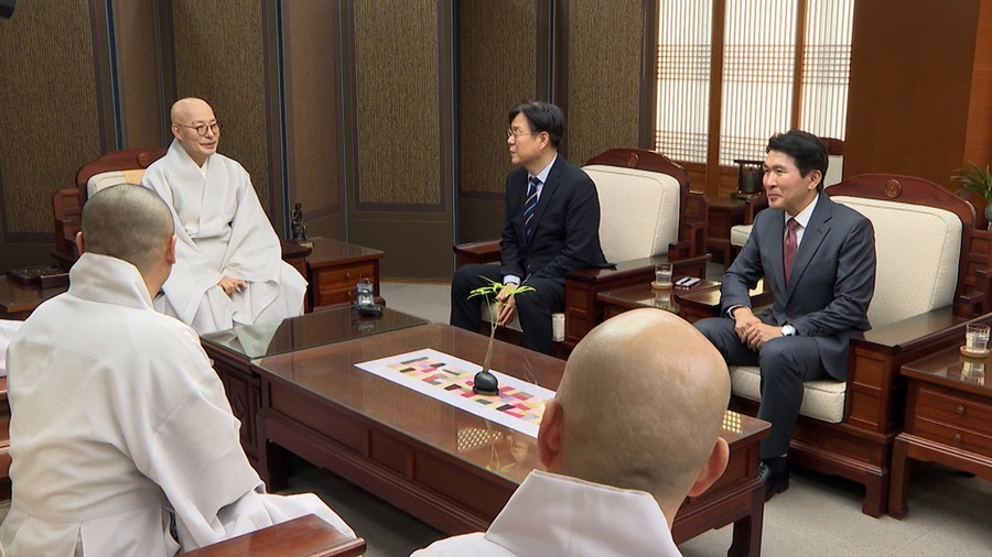 ▲ 이관섭 대통령실 비서실장이 1일 오후 서울 조계종 총무원을 방문해 진우 총무원장을 면담하고 있다. ⓒ불교방송 제공