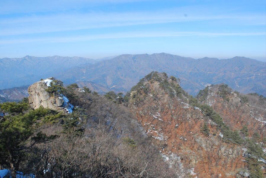 ▲ 감악산 정상에서 바라본 월출봉과 감악1, 2, 3봉.ⓒ진경수 山 애호가