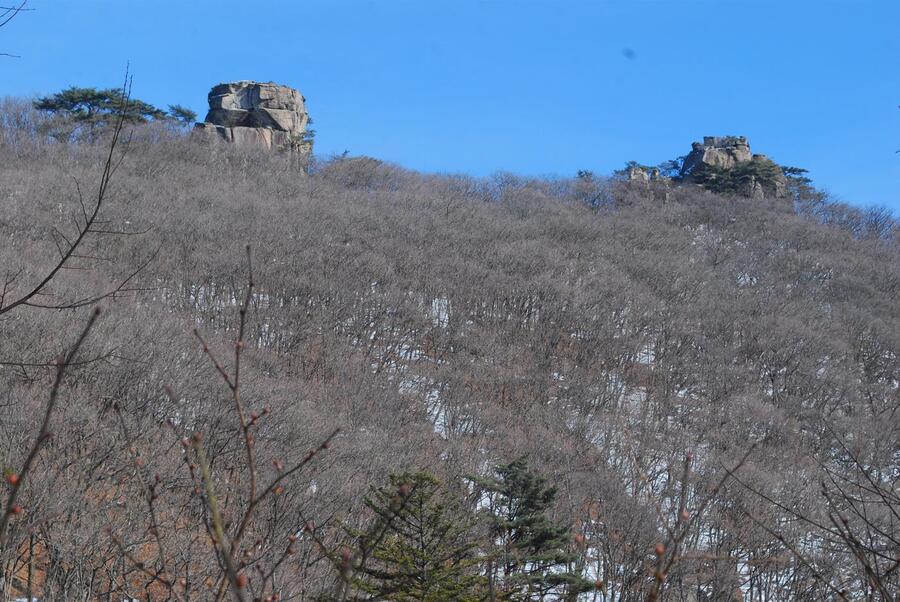 ▲ 하행길에서 가까이 조망되는 월출봉(좌)과 일출봉(우).ⓒ진경수 山 애호가