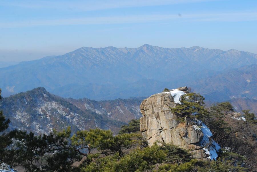 ▲ 일출봉 정상에서 바라본 월출봉과 치악산 능선.ⓒ진경수 山 애호가