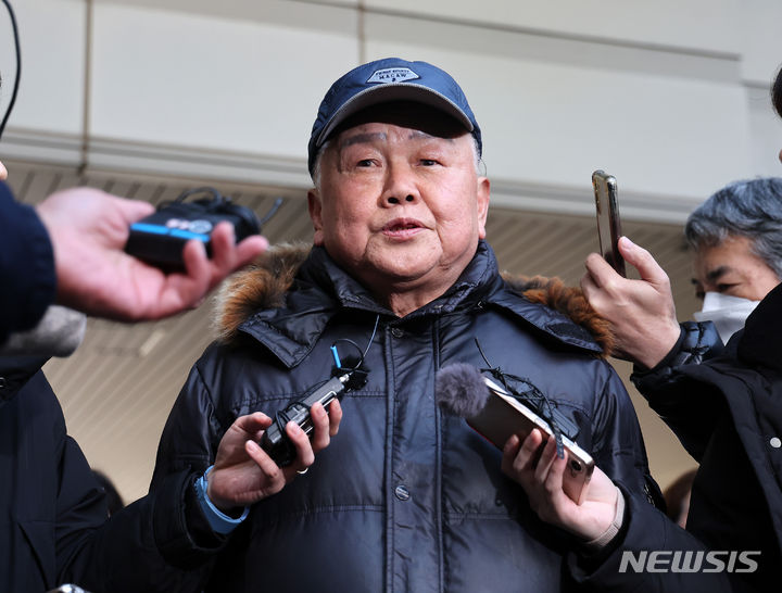 ▲ 윤석열 대통령 부인 김건희 여사의 '쥴리 의혹' 허위사실을 지속적으로 유포한 혐의를 받는 안해욱 전 한국초등학교태권도연맹 회장이 1일 오전 서울 서초구 서울중앙지방법원에서 열린 구속 전 피의자 심문(영장실질심사)에 참석하기 전 취재진의 질문에 답하고 있다. ⓒ뉴시스