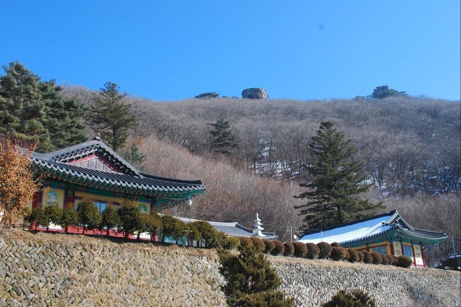 ▲ 충북도 제천시와 강원특별자치도 원주시와의 경계에 우뚝 솟아 있는 감악산(紺岳山, 해발 945m)의 속살을 드러냈다. 사진은 백련사 감악산 능선에 놓인 월출봉(좌)과 일출봉(우)이 마치 동양화 한폭을 그려놓은 것처럼 겨울산이 너무 아름답다.ⓒ산 애호가 진경수 씨 제공