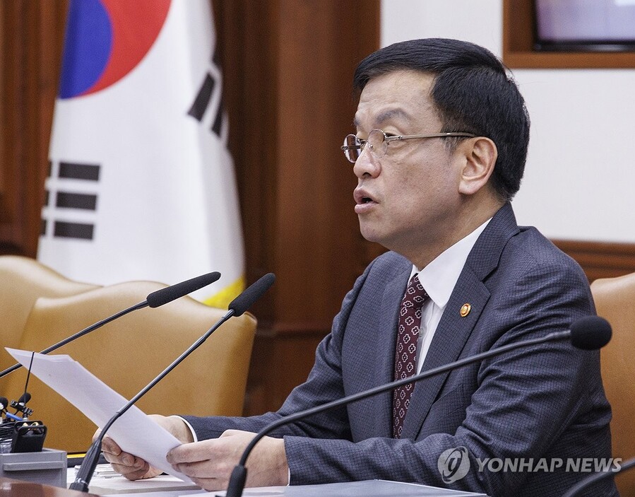 ▲ 최상목 부총리 겸 기획재정부 장관이 2일 오전 서울 종로구 정부서울청사에서 열린 비상경제장관회의 겸 물가관계장관회의에 참석해 발언하고 있다ⓒ연합뉴스