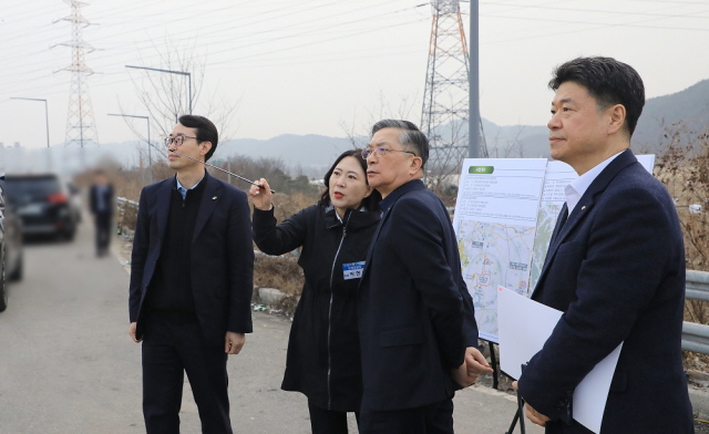 ▲ 이한준 한국토지주택공사 사장(좌측 3번째)이 용인 국가산단 현장을 둘러보고 있다. ⓒ한국토지주택공사