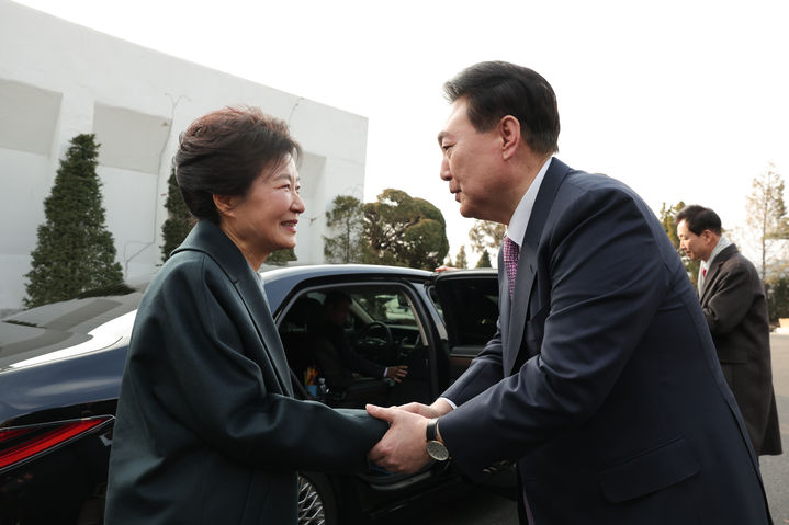 ▲ 윤석열 대통령이 지난해 12월29일 서울 한남동 관저에서 박근혜 전 대통령과 오찬을 마친 뒤 배웅하고 있다.ⓒ대통령실 제공