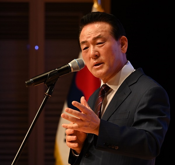 ▲ 백성현 논산시장이 지난 1일 논산아트센터 대공연장에서 열린 2024년 첫 월례모임에서 인사말을 하고 있다.ⓒ논산시