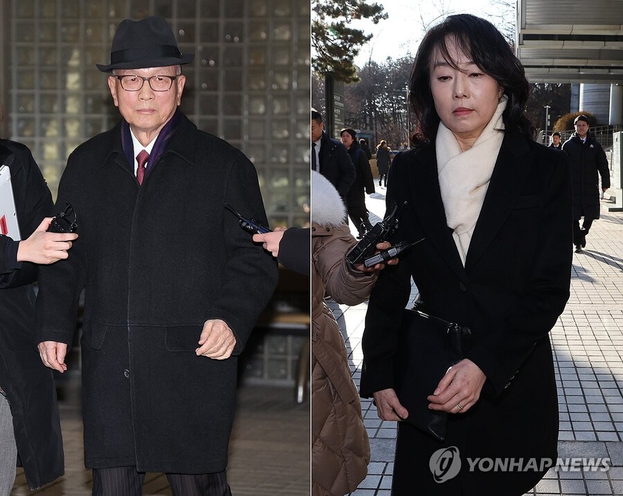 ▲ 박근혜 정부의 이른바 '문화계 블랙리스트' 사건과 관련 직권남용 권리행사 방해 등 혐의로 기소된 김기춘 전 대통령비서실장과 조윤선 전 청와대 정무수석이 24일 오후 서울 서초구 서울고등법원에서 열린 파기환송심 선고 공판을 마친 뒤 각각 법정을 나서고 있다. 서울고법 형사6-1부는 이날 김 전 실장에게 징역 2년, 조 전 수석에게 징역 1년 2개월을 선고했다. ⓒ연합뉴스