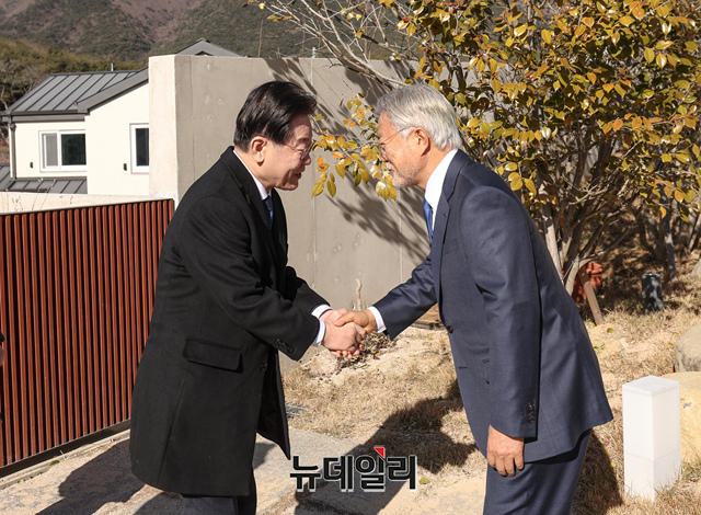▲ 문재인 전 대통령이 지난해 1월2일 경남 양산시 하북면 평산마을 문 전 대통령 사저를 찾은 이재명 더불어민주당 대표를 맞이 하고 있다. ⓒ뉴데일리