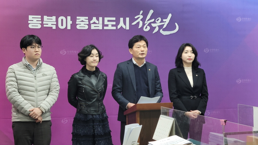 ▲ 창원시의회 박해정(오른쪽 두 번째) 의원이 창원시청 프레스센터에서 기자회견을 갖고 있다. ⓒ의원실 제공