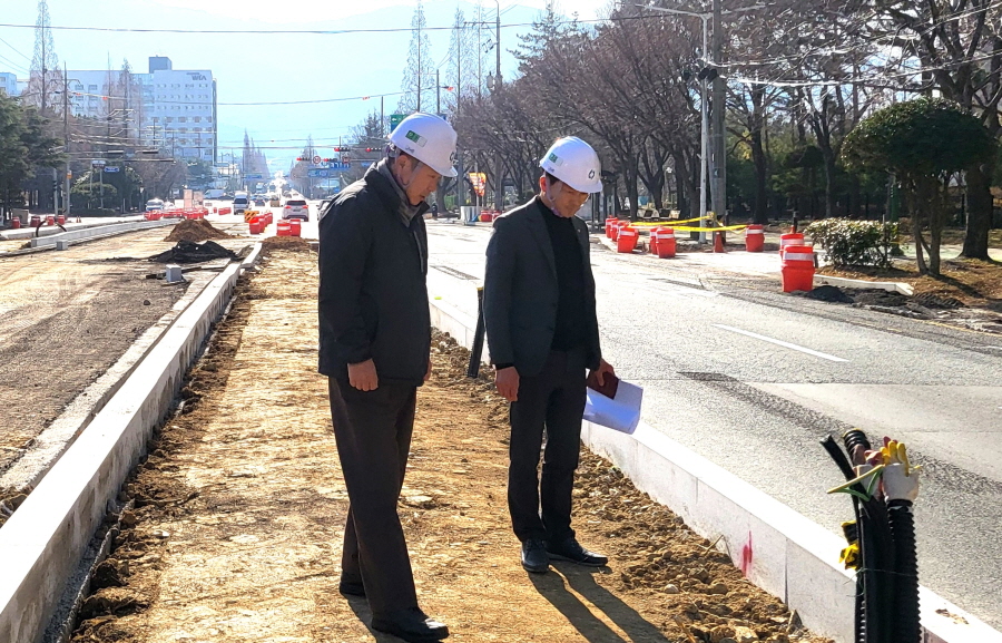▲ 박해정 의원이 원이대로 S-BRT 공사 현장에서 경계석을 시공 상태를 살펴보고 있다. ⓒ의원실 제공