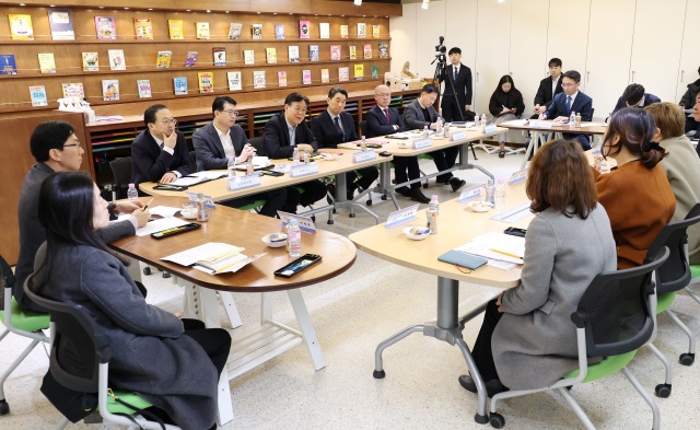 ▲ 이관섭 대통령실 비서실장이 2일 서울특별시 송파구에 위치한 서울해누리초등학교를 방문해 '늘봄학교' 도입 관련 학부모·교원 등 간담회를 갖고 있다.ⓒ대통령실 제공
