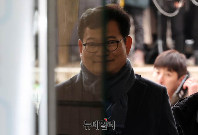 ▲ ▲ 더불어민주당 전당대회 돈 봉투 살포 의혹과 불법 정치자금 수수 혐의를 받고 있는 송영길 전 민주당 대표가 지난해 12월18일 서울 서초구 중앙지법으로 영장실질심사를 받기 위해 출석하고 있다. ⓒ정상윤 기자