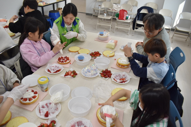 ▲ 한국토지주택공사 나눔봉사단과 인천지역 임대주택 어린이들이 설명절을 맞아 케이크를 만들고 있다. ⓒ한국토지주택공사