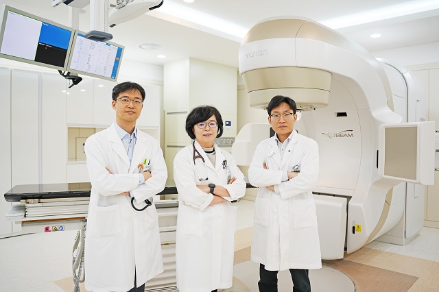 ▲ 왼쪽부터 혈액종양내과 박이천 과장, 혈액종양내과 김양수 센터장, 방사선종양학과 장현수 과장.ⓒ포항성모병원