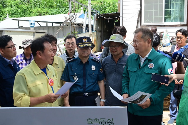 ▲ 박현국 봉화군수가 봉성면 우곡리 오그래미 마을 산사태 피해 현장을 찾은 이상민 행정안전부장관에게 피해 상황을 보고하고 있다.ⓒ봉화군