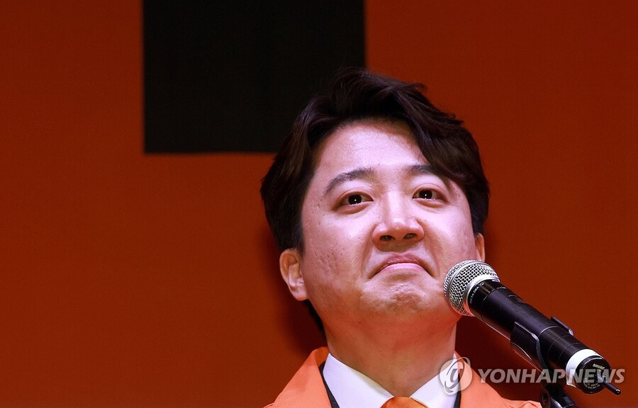 ▲ 개혁신당 이준석 대표가 지난달 20일 오후 서울 국회 의원회관에서 열린 개혁신당 중앙당 창당대회에서 대표자 수락 연설 중 눈물을 보이고 있다. 이날 창당대회에는 김종인 전 국민의힘 비상대책위원장, 이낙연 새로운미래 인재영입위원장, 김종민·조응천·정태근 미래대연합 공동창당준비위원장, 양향자 한국의희망 대표, 금태섭 새로운선택 공동대표·류호정 전 의원 등 제3지대 인사들이 총출동했다. ⓒ연합뉴스