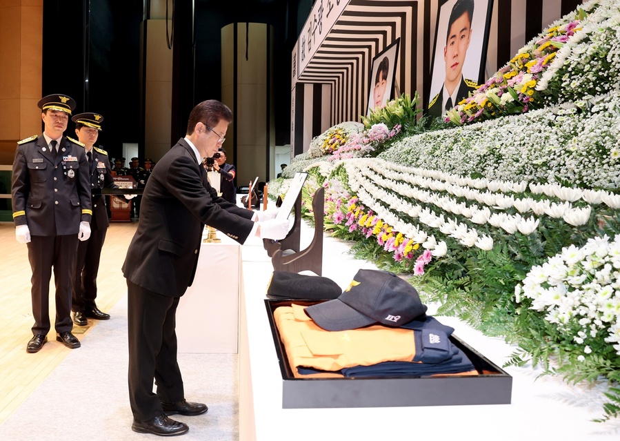 ▲ 이철우 경상북도지사가 故 김수광, 박수훈 소방교에게 1계급 특전을 추서하고 남화영 소방청장이 옥조근정훈장을 추서했다.ⓒ경북도