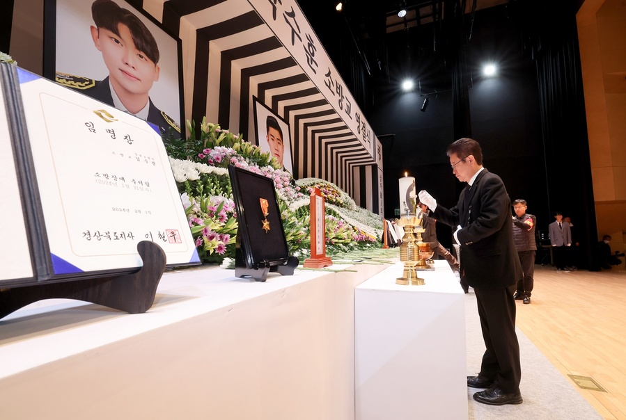 ▲ 영결식은 묵념과 고인들의 약력 보고, 1계급 특진 추서, 훈장추서, 조전 낭독, 영결사, 조사, 고인께 올리는 글, 헌화 및 분향 순으로 경상북도지사, 소방청장, 국회의원, 경상북도의원, 유가족 및 소방공무원 등 1,000여 명이 참석한 가운데 진행됐다.ⓒ경북도