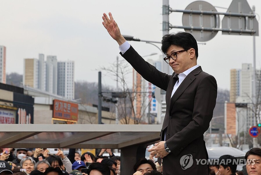 ▲ 한동훈 국민의힘 비상대책위원장이 지난 3일 오후 경기도 김포시 라베니체광장에서 열린 김포-서울 통합 염원 시민대회에 참석해 연설에 앞서 시민들을 향해 인사하고 있다.ⓒ연합뉴스