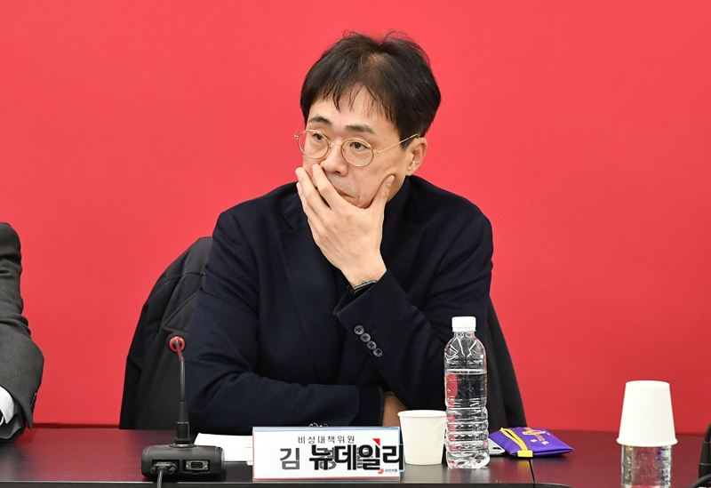 ▲ 김경률 국민의힘 비대위원이 지난 1일 오전 서울 여의도 중앙당사에서 열린 비상대책위원회의에 참석해 생각에 잠겨 있다.ⓒ이종현 기자