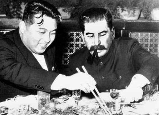 김일성이 모스크바 클렘린 궁에서 스탈린과 식사하는 모습, 이 사진은 스탈린 사후 김일성 우상화를 위해 북한이 조작한 사진으로 밝혀졌다.